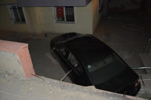 Savrulan otomobil, apartman bah&ccedil;esine u&ccedil;tu