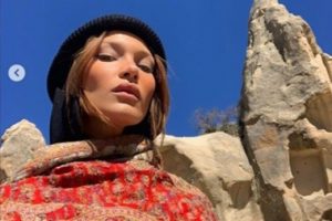&Uuml;nl&uuml; modelin Kapadokya &ccedil;ekimine beğeni yağdı