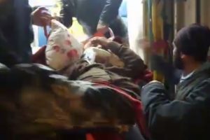 Karlı yolu iş makinesi a&ccedil;tı, ambulans yaşlı adama ulaştı