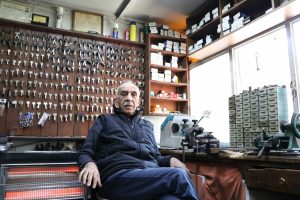 İş yerini &ouml;zl&uuml; s&ouml;zlerle donattı