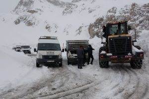 Van-Bah&ccedil;esaray yolunda karla m&uuml;cadele