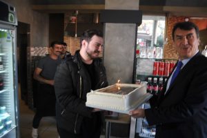 Bursa Osmangazi Belediye Başkanı Dündar'a esnaftan doğum günü sürprizi
