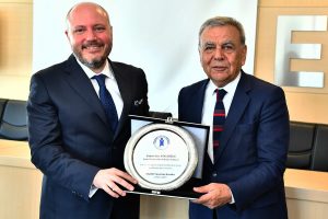 Kocaoğlu'ndan sivil toplum &ouml;rg&uuml;tleri ve meslek odalarına veda turu