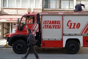 Apartmanda panik! Yaşlı kadın i&ccedil;in seferber oldular