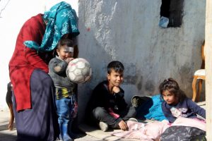 Evleri yanan aile k&ouml;m&uuml;rl&uuml;kte yatıyor