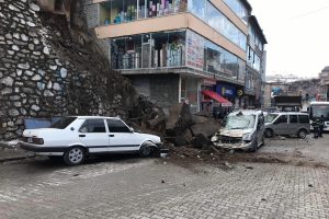 Bitlis'te caddeye kaya par&ccedil;aları d&uuml;şt&uuml;: 3 ara&ccedil; hasar g&ouml;rd&uuml;