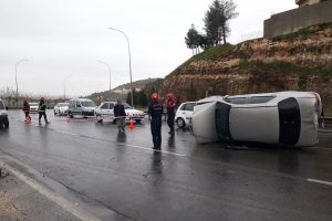 Devrilen otomobilin s&uuml;r&uuml;c&uuml;s&uuml; yaralandı