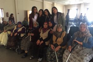 &Uuml;niversiteli gen&ccedil;ler yaşlıların g&ouml;nl&uuml;n&uuml; aldı