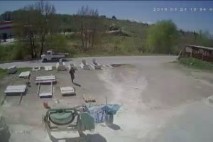 Makinenin kablosunu taşla ezerek &ccedil;aldılar