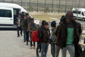 G&ouml;&ccedil;men ka&ccedil;ak&ccedil;ılığı operasyonuna 14 g&ouml;zaltı