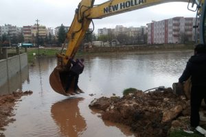 Yağmur nedeni ile ev ve iş yerlerini basan sular tahliye edildi