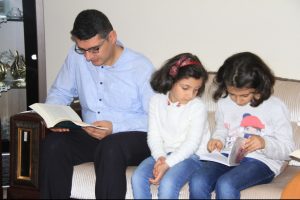 &Ouml;ğretmenin kitap okuma aşkı evlere taşındı