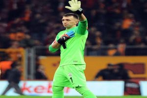 Muslera'nın twitter hesabı hacklendi! 