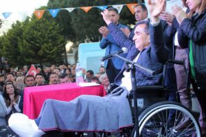 Silahlı saldırıya uğrayan başkan adayı tekerlekli sandalyede miting yaptı
