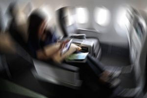 Uçakta yetişkin film izleyen yolcu gözaltına alındı