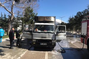 Seyir halindeki lojistik kamyonu alev aldı