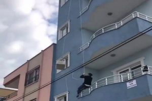 Eşya taşımak i&ccedil;in &ouml;yle bir şey yaptı ki!