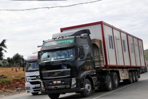 İdlib'deki g&ouml;zlem noktalarına konteyner ve beton blok sevkiyatı