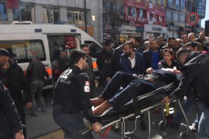 Cadde ortasında silah ve bı&ccedil;aklı kavga: 6 yaralı