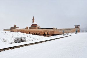 Tarihi İshak Paşa Sarayı baharda beyaza b&uuml;r&uuml;nd&uuml;