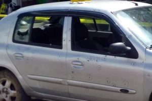 Seyir halindeki otomobile kurşun yağmuru