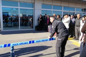 Kayseri Havaalanı'nda silah sesleri duyuldu, yaralı polisler var