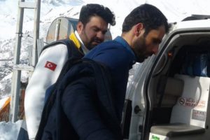 Rahatsızlanan &ouml;ğretmen 8 saatlik &ccedil;alışmayla hastaneye ulaştırıldı