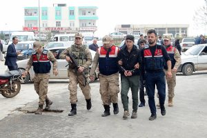 Ak&ccedil;akale'de yakalanan 3 ter&ouml;rist adliyede