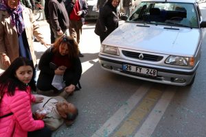 Otomobilin &ccedil;arptığı kişiye yoldan ge&ccedil;en 2 kadın ellerinden tutup destek oldu