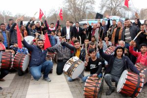 Bağımsız adaydan davul-zurnalı miting