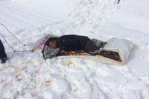 Hastayı branda ile kar &uuml;zerinde 2 kilometre &ccedil;ekerek ambulansa ulaştırdılar