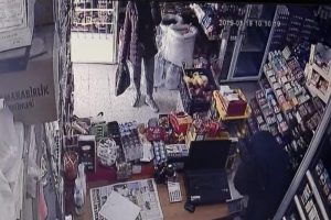 Marketten 12 saniyede hırsızlık kamerada