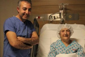 112 yaşındaki hasta, b&ouml;brek taşından kurtuldu