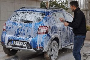 Ara&ccedil;larını yıkayıp &ouml;ğrencilere burs sağlıyorlar