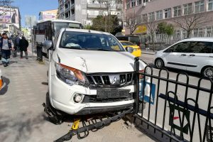 Otomobil ile kamyonet &ccedil;arpıştı: 1 yaralı