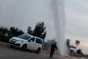 Su borusu patladı yol g&ouml;le d&ouml;nd&uuml;