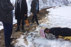 Karda 2 kilometre branda &uuml;zerinde s&uuml;r&uuml;klenerek kurtarıldı