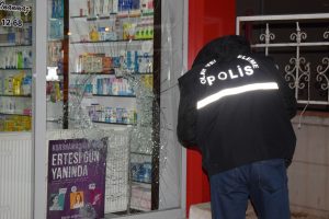 Eczane hırsızları polisten ka&ccedil;amadı