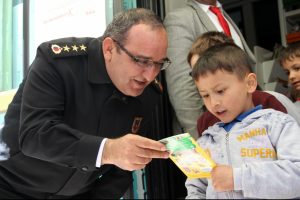 Jandarma bağışladığı kitaplarla y&uuml;reklere dokundu