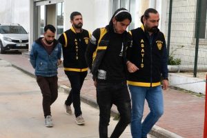 Silahlı gasp yaptılar polisten ka&ccedil;amadılar
