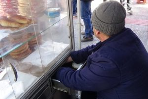 Bursa'da g&ouml;rme engelli simit&ccedil;iyi dolandırıyorlar!