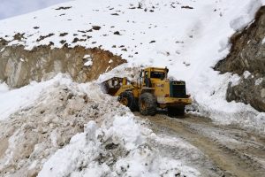 Hakkari'de karla m&uuml;cadele &ccedil;alışması