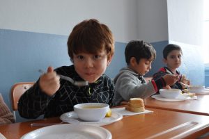 &Ouml;ğrenciler, fast food yerine anne &ccedil;orbasıyla besleniyor