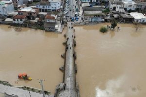İran'daki selde yardım ekibini taşıyan kayık alabora oldu