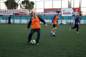 Dr. Aydoğan Arslan gen&ccedil;lerle ma&ccedil; yaptı