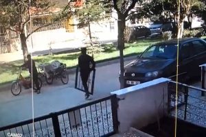 G&uuml;peg&uuml;nd&uuml;z bah&ccedil;e demir kapısını yerinden s&ouml;k&uuml;p &ccedil;aldılar