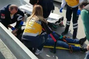 Bursa'da motosikletten d&uuml;şen s&uuml;r&uuml;c&uuml;ye &ccedil;arpmamak i&ccedil;in kaza yaptılar