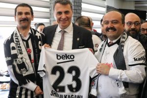 Başkan Orman, hayranı İsmail'e imzalı Kagawa forması hediye etti