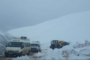 Karda mahsur kalan ara&ccedil;lar kurtarıldı