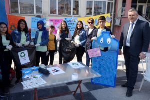 Okul ihtiya&ccedil;larını karşılamak i&ccedil;in kermes kurdular